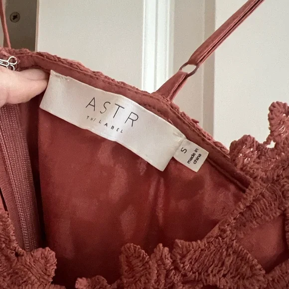 Astr Lace Midi Dress in rust | size small - Picture 2 of 3